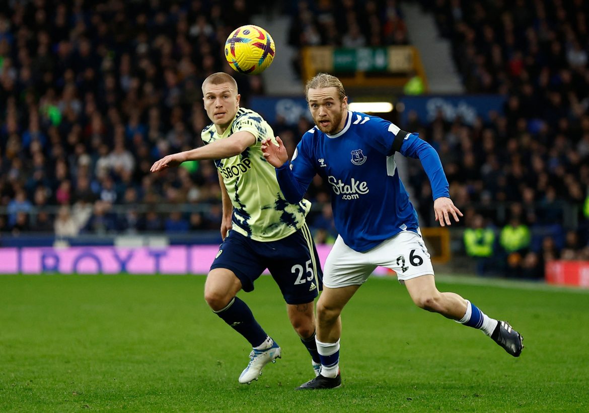 Everton must end 14-year stay of "poor footballer"